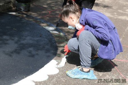 У Житомирі учні ліцею розмалювали частину дороги до школи