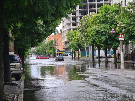 Житомиряни долали затоплені після дощу вулиці на надувних матрасах та навіть водних скутерах