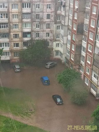 Житомиряни долали затоплені після дощу вулиці на надувних матрасах та навіть водних скутерах