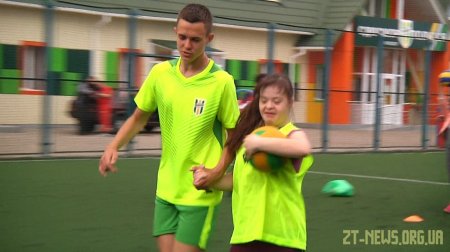 20 дітей з інвалідністю вперше пограли у міні-футбол