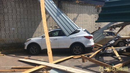 У Житомирі внаслідок буревію впав дах з гаражів на автостоянку
