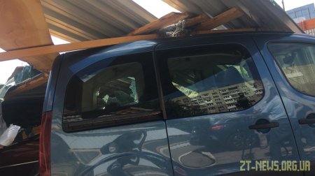 У Житомирі внаслідок буревію впав дах з гаражів на автостоянку
