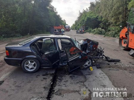 На трасі Виступовичі – Житомир "BMW" влетів у дорожній каток: 2 людей травмувалося