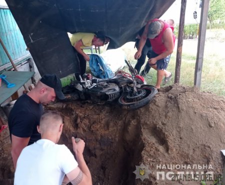 На Житомирщині крадій мотоцикла закопав двоколісник на власному обійсті