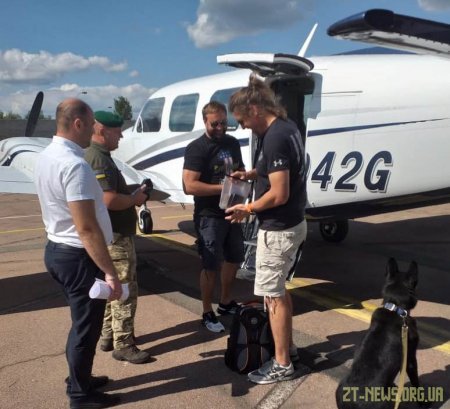В аеропорту «Житомир» прикордонники "оформили" перший літак