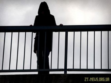 У Житомирі перехожі врятували жінку, яка мала намір стрибнути з підвісного мосту