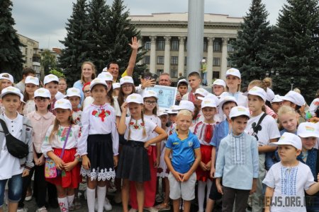 Більше 400 дітей у Житомирі створили найбільшу картину про Україну