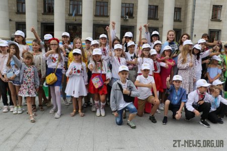 Більше 400 дітей у Житомирі створили найбільшу картину про Україну