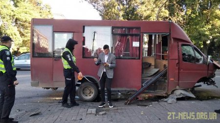 У Житомирі внаслідок зіткнення маршрутки з легковиком двоє людей потрапили до лікарні