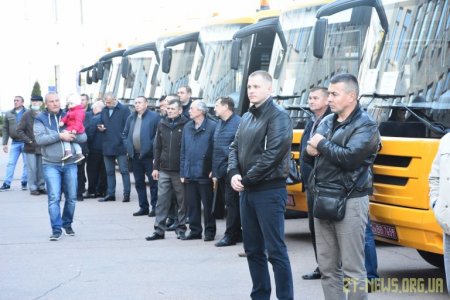 Територіальні громади Житомирщини отримали 12 нових шкільних автобусів