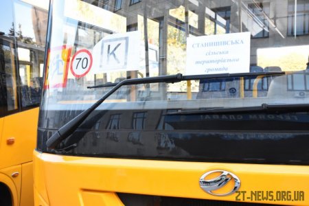 Територіальні громади Житомирщини отримали 12 нових шкільних автобусів