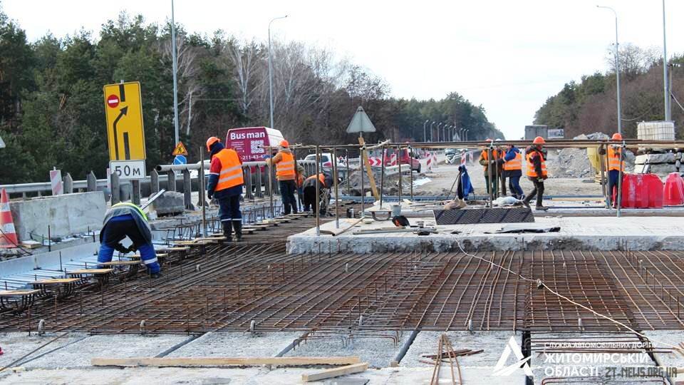 Триває ремонт пошкодженого мосту через річку Дубовець на трасі Київ – Чоп