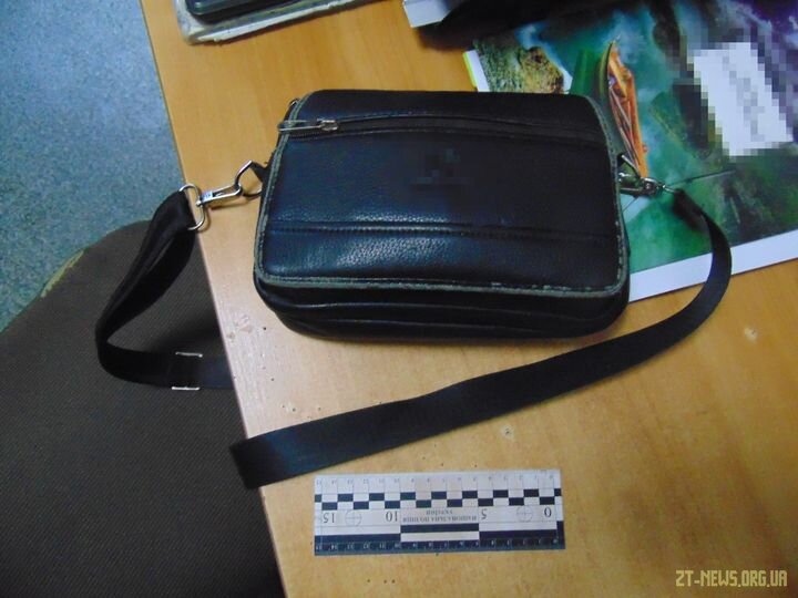 Утік з чужим телефоном, залишивши свої документи: у Житомирі поліцейські викрили причетного до крадіжки