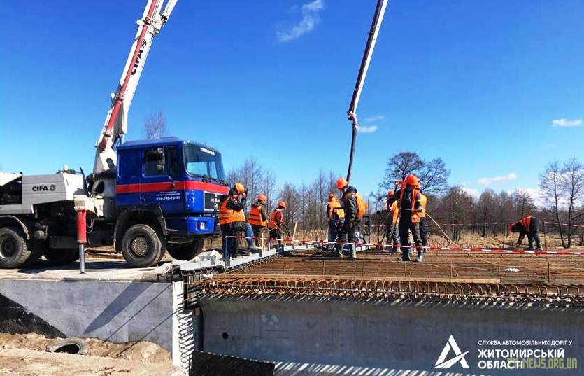 На Житомирщині тривають ремонтні роботи на мості через річку Тростяниця