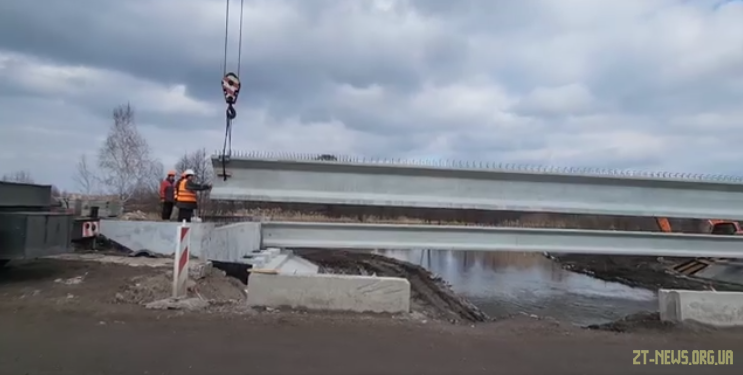 На Житомирщині дорожники встановлюють балки на мосту через річку Тростяниця