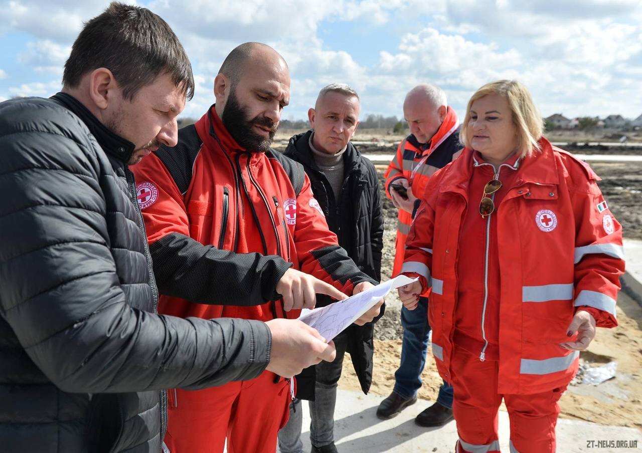Представники Червоного Хреста оглянули земельну ділянку на якій планують побудувати 40 модульних будинків