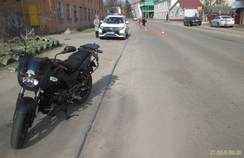 У Бердичеві не розминулися мотоцикл та Toyota, одного з учасників ДТП госпіталізували