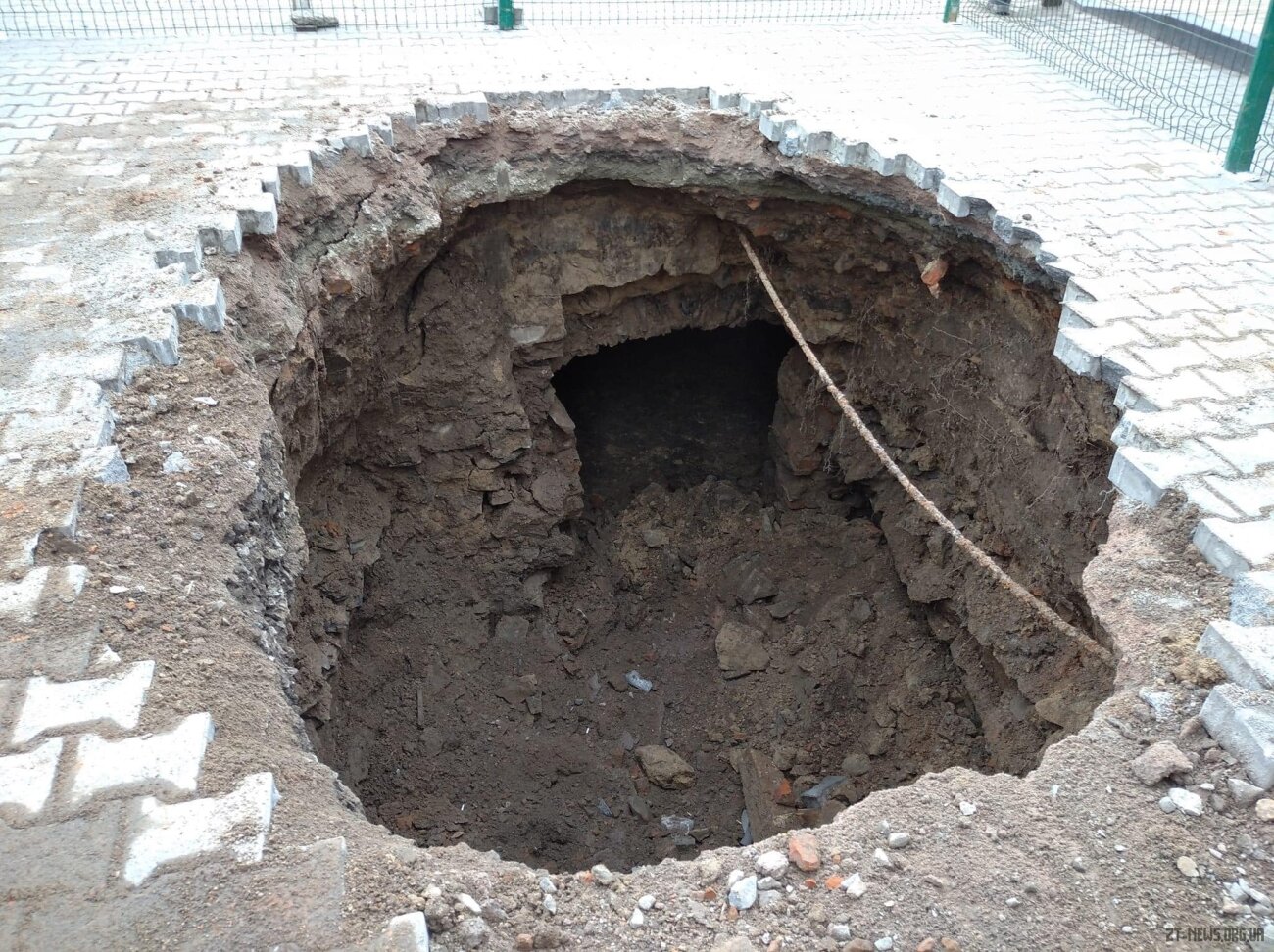 У Звягелі провалля, яке утворилось посеред вулиці, виявилось археологічним відкриттям