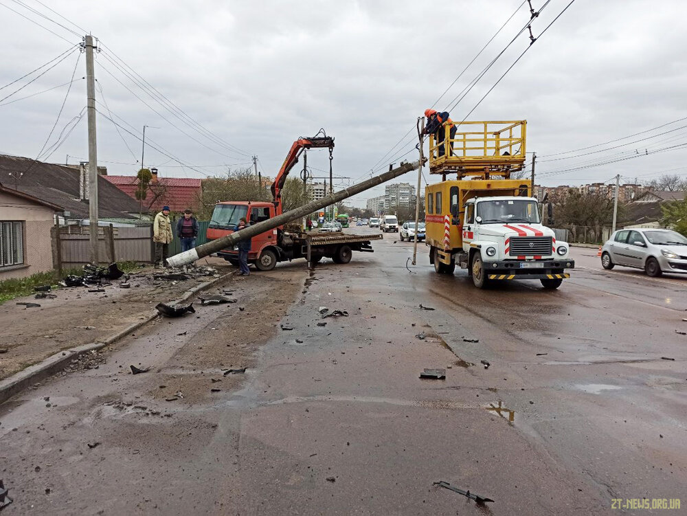У Житомирі легковик повалив електроопору: поліцейські з’ясовують обставини