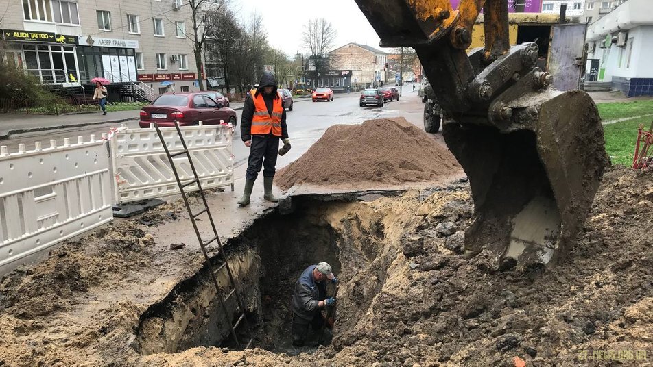 У Житомирі провалилися 2 каналізаційних колектори