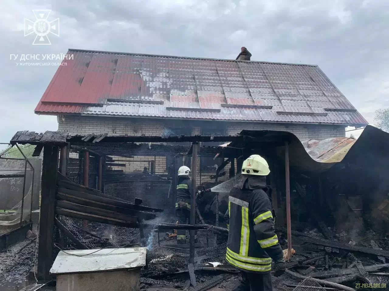 У Житомирі рятувальники ліквідували пожежу в приватному секторі