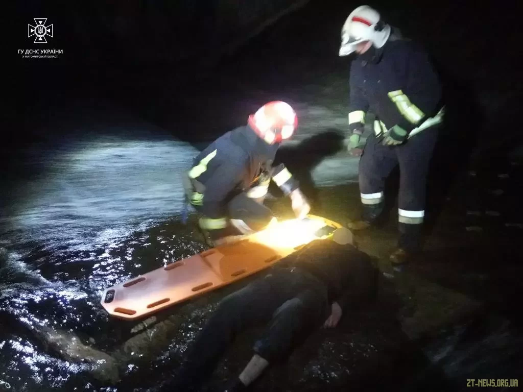 У Бердичеві рятувальники транспортували до “швидкої” чоловіка, який лежав біля греблі