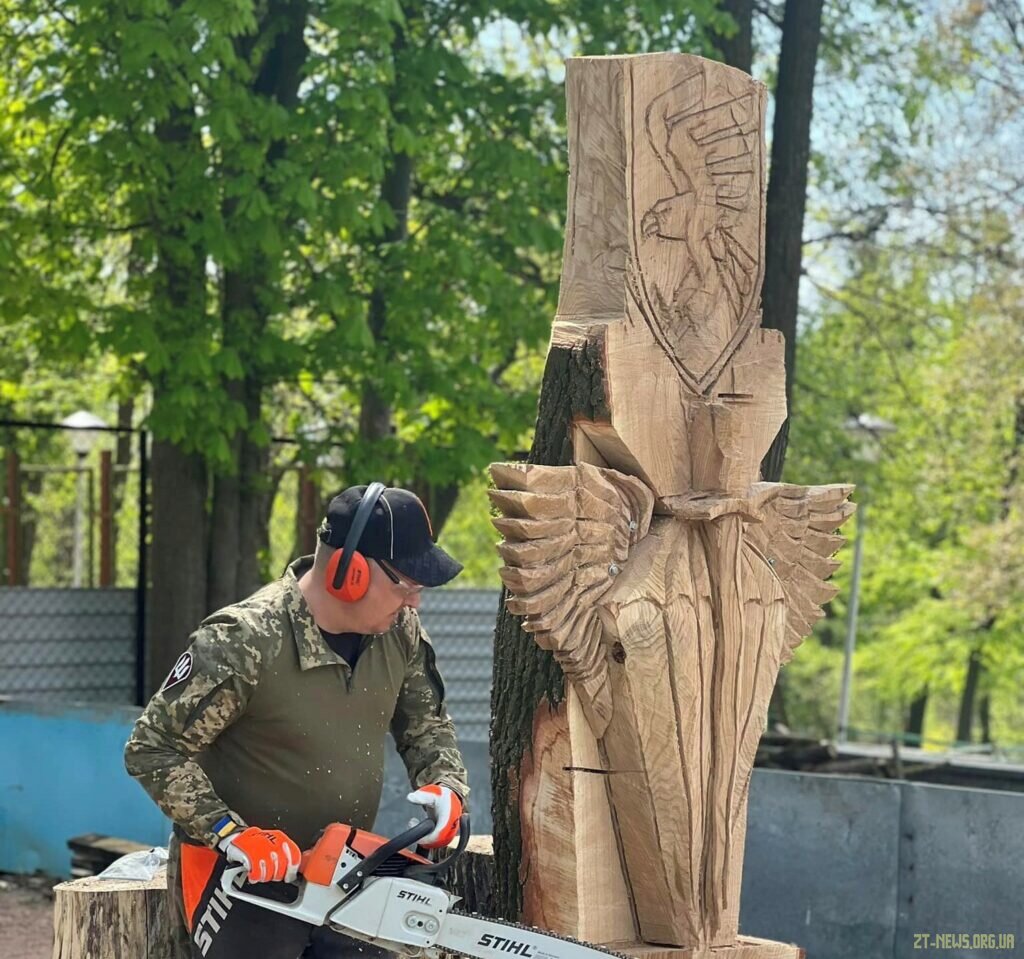 Воїн 95-ки завершив скульптуру в пам’ять про побратимів у Шодуарівському парку