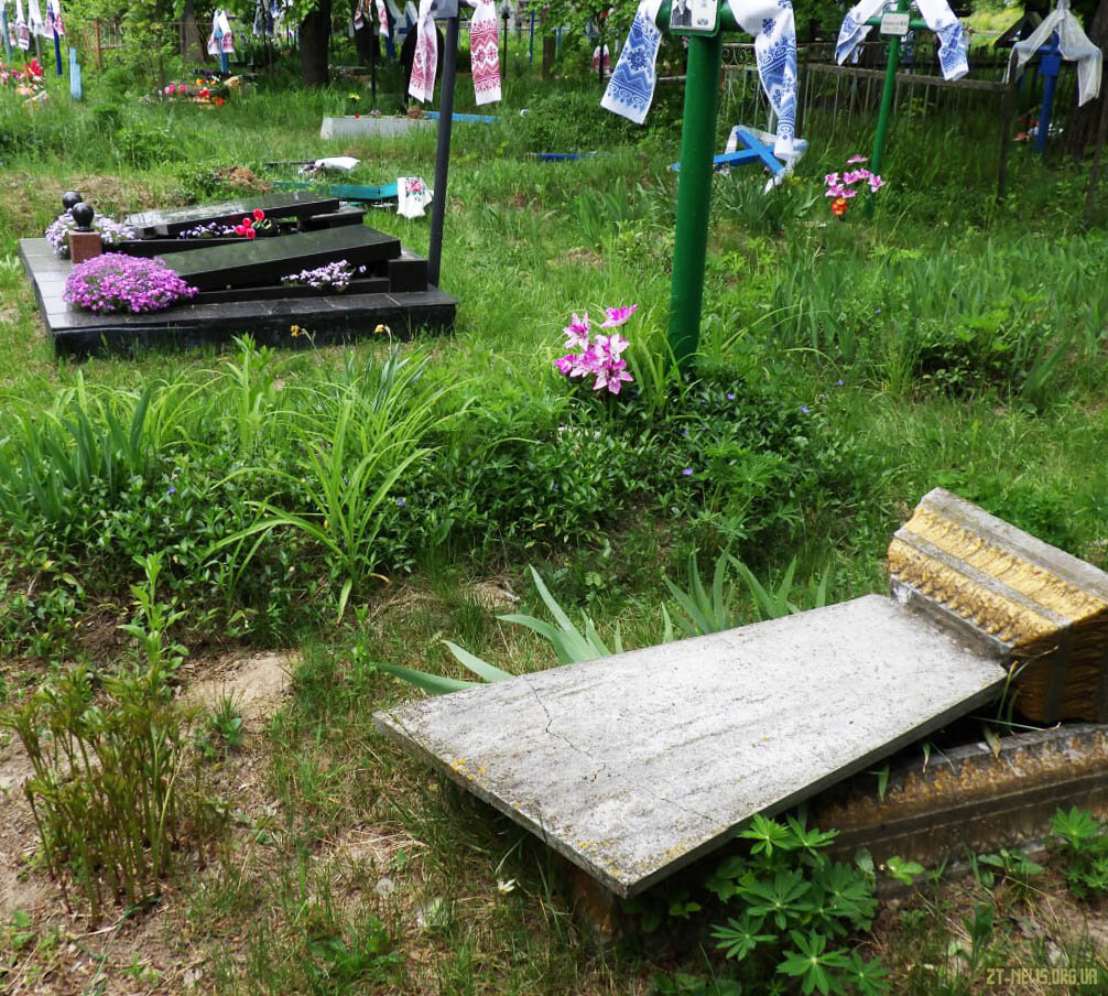 Понад 40 пам’ятників зруйнував 17-річний хлопець на кладовищі в Овруцькій громаді