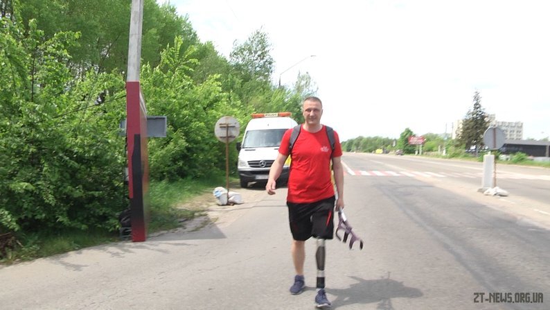 Ветерани АТО на протезах вирушили з Києва та Житомира назустріч один одному, аби зібрати кошти для шпиталю