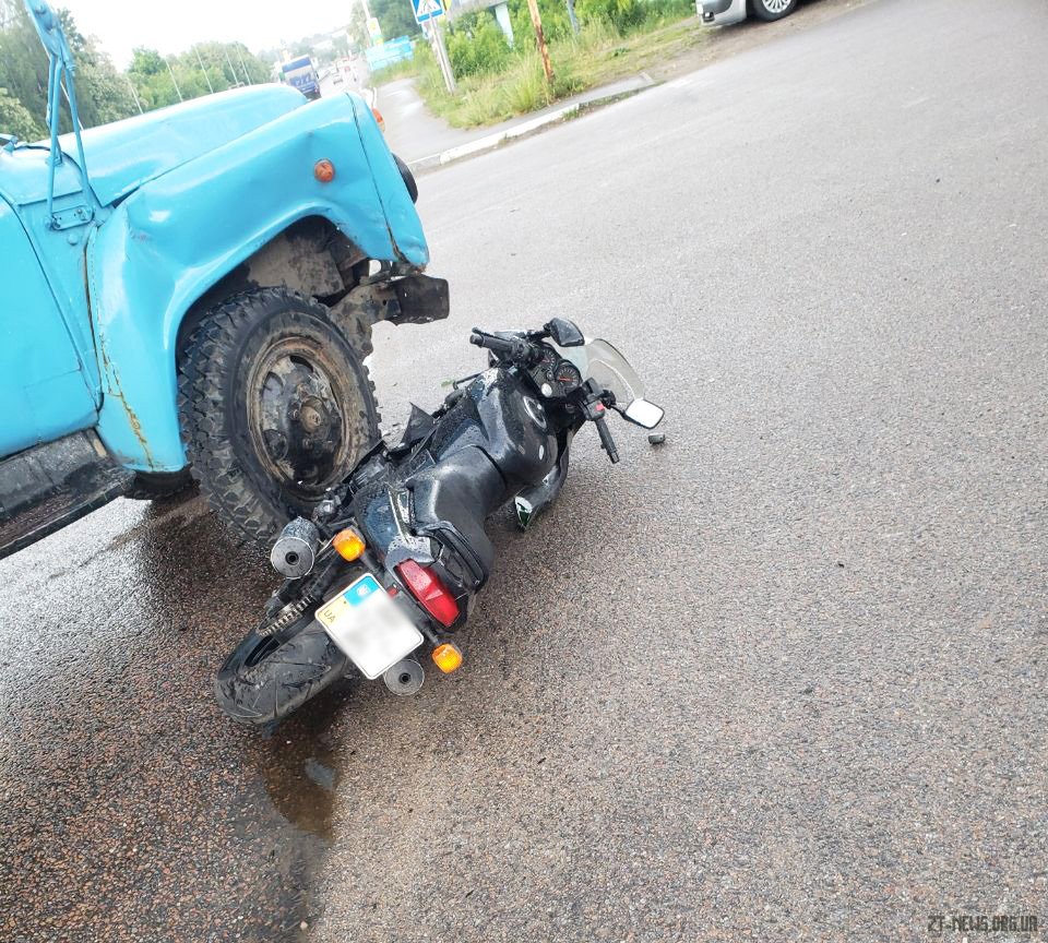 Поліція розслідує дві ДТП з травмуванням мотоциклістів у Станишівській громаді та Житомирі