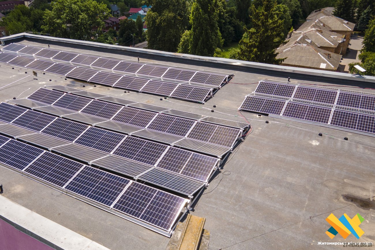 На даху першої міської лікарні Житомира з`явились сонячні панелі